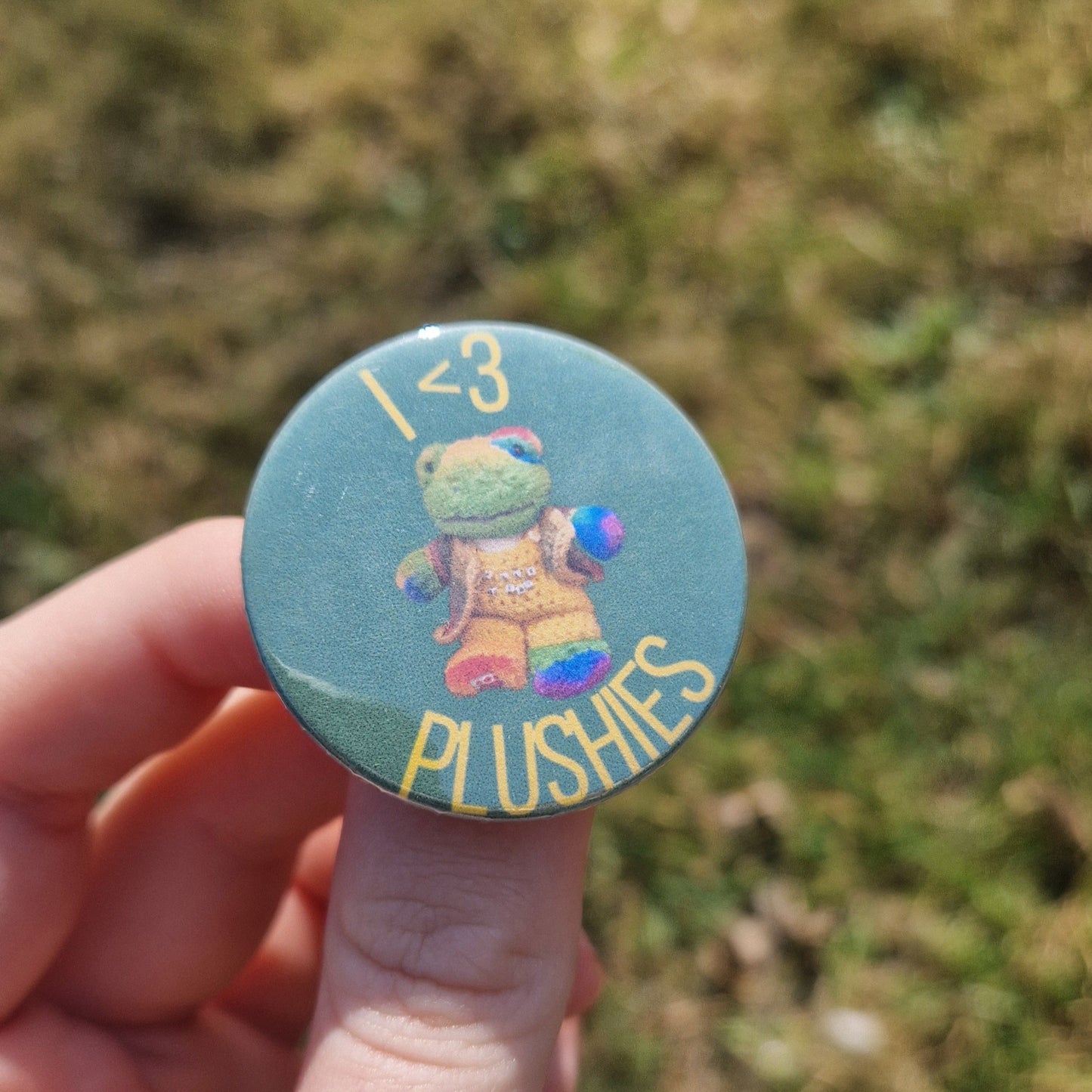 Cute 'I LOVE PLUSHIES' Rainbow Frog Pin Badge