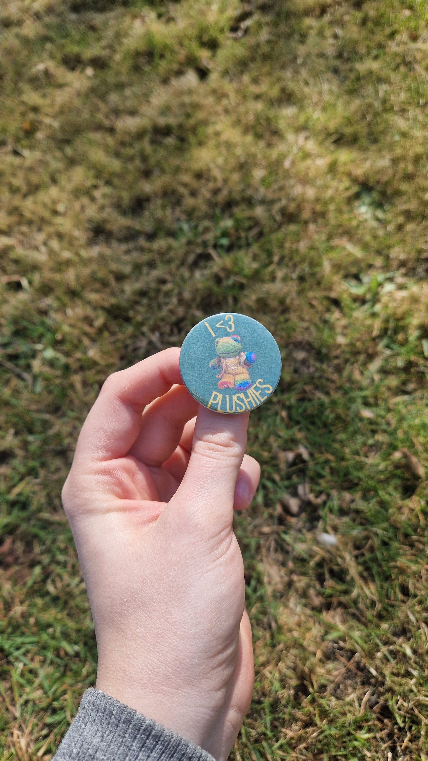 Cute 'I LOVE PLUSHIES' Rainbow Frog Pin Badge