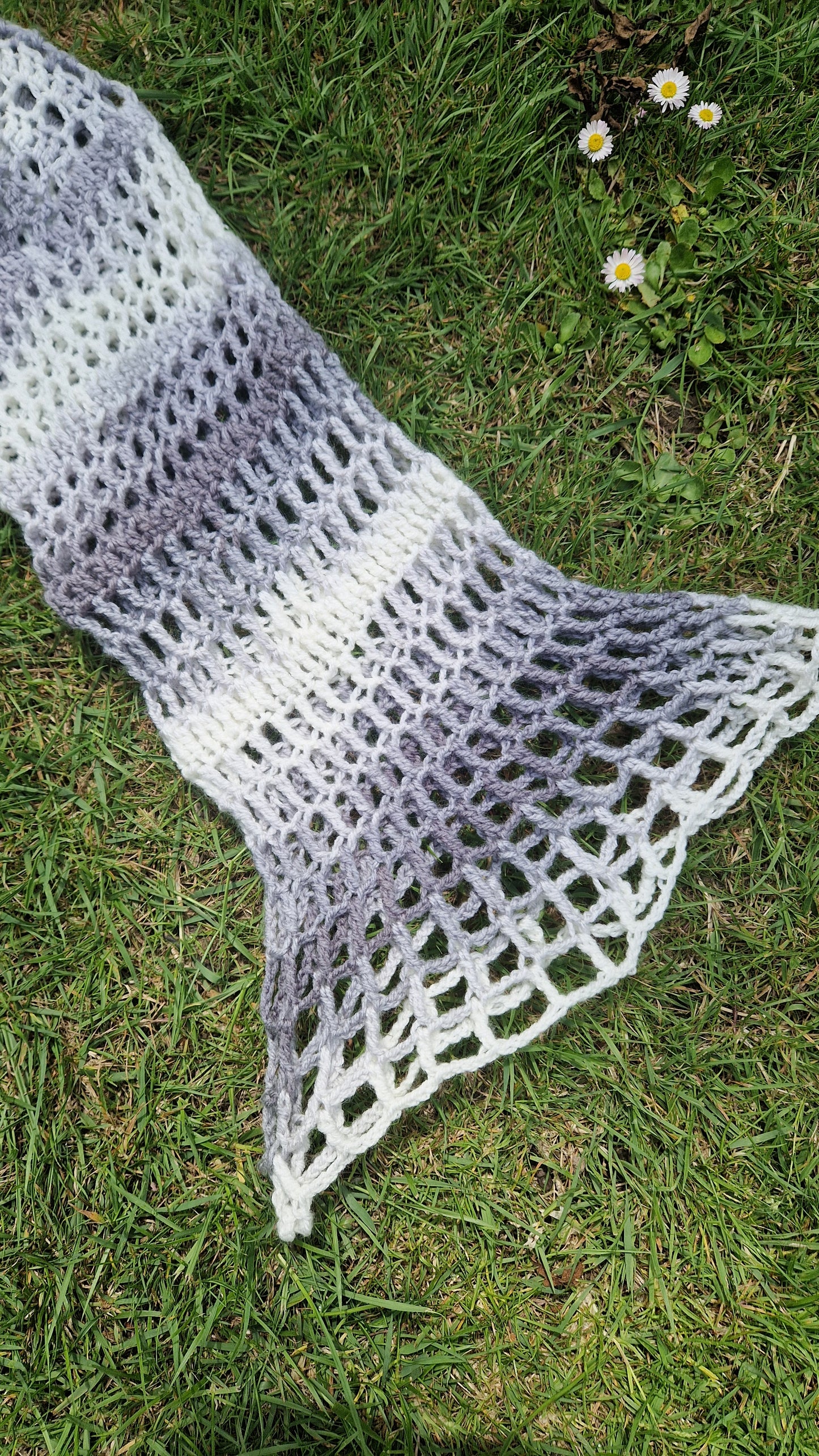 Extremely Cropped Grey x White Flared Sleeve Sweater